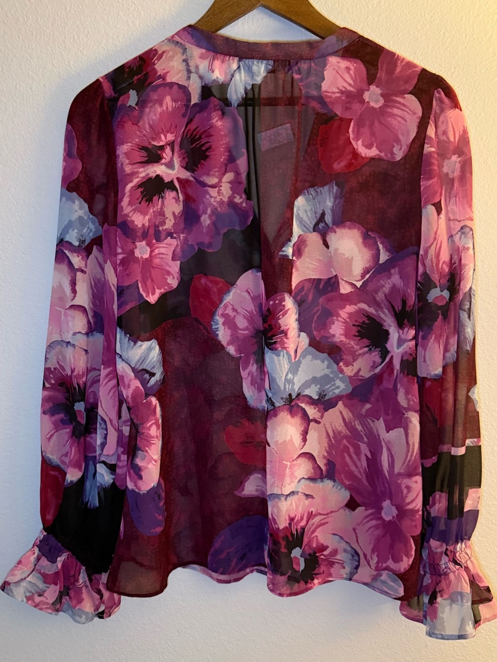 White House Black Market Pink and Purple Floral V-Neck Blouse - Picture 2 of 7